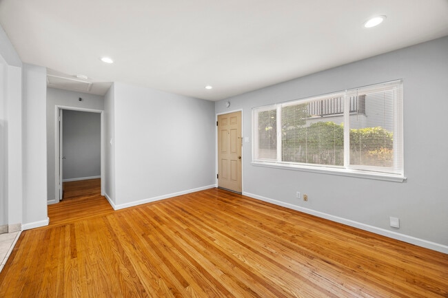 Building Photo - 837 Laurel Ave