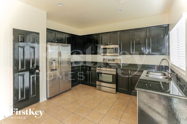 Building Photo - 718 S 124th Ave