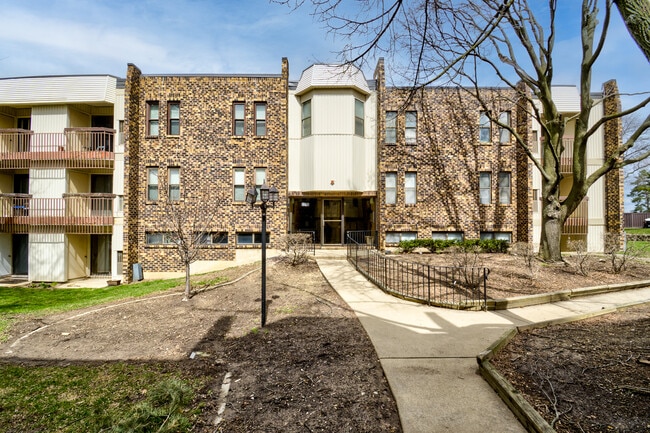 Building Photo - 2275 Country Club Dr