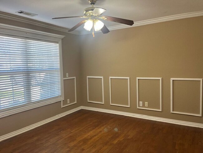 Building Photo - Bentonville 4 bedroom 3 car garage home ne...