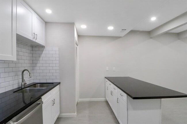Building Photo - 5929 Queensloch Dr