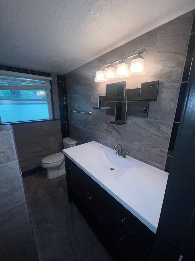 Foto del edificio - 4 Bedroom, 1.5 Bathroom House