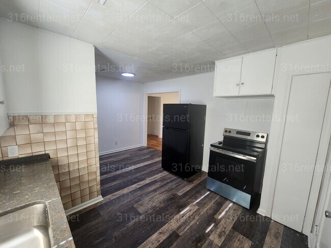 Building Photo - $995 - 3 bedroom / 1 bathroom Single Family Home