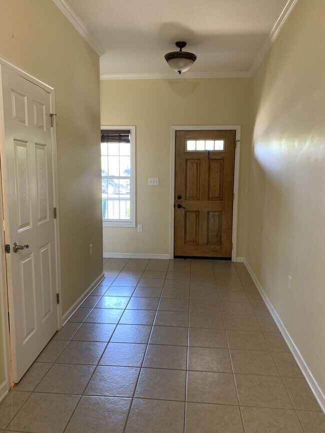 Building Photo - BEAUTIFUL 3 BED/2.5 BATH TOWNHOUSE!!