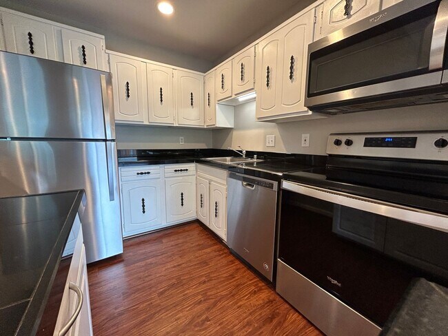 Foto del edificio - One Bedroom One Bathroom Condo in Leesburg...