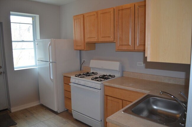 kitchen - 1534 East 74th Place Unit 2