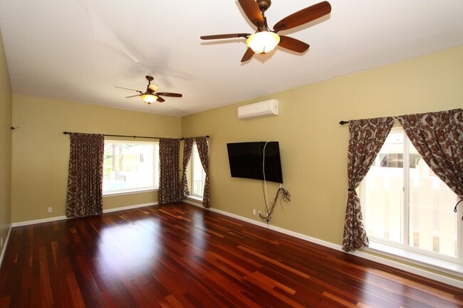 Foto del edificio - Large 4 bedroom, 3 bath, 4+ parking, gated single family house in Kalihi