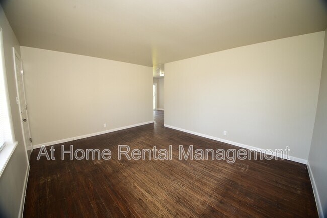 Foto del edificio - 10219 E 7th St