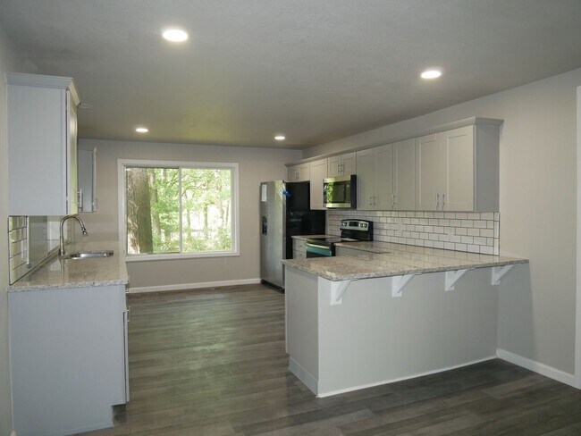 Foto del edificio - Gorgeous 4 bedroom, 2.5 bath House on a 1 ...