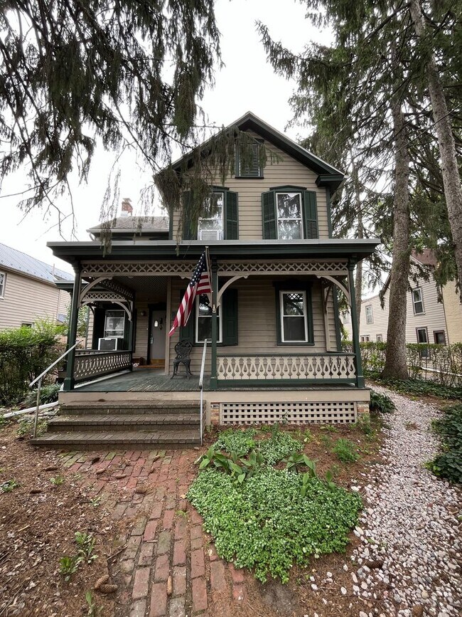 Foto del edificio - Spacious 4-5 Bedroom, 1.5 Bathroom 2-Story...