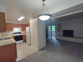 Building Photo - 600 Reusens Rd