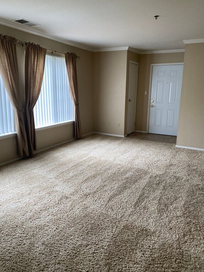 Foto del edificio - $1700/Mos 1 Bed 1 Bath Lower Level Condo i...
