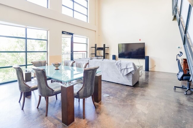 Fully Furnished 2-Level Condo for Traveling Nurses | 1,549 Sq Ft | Private Parking | Shared Living - Fully Furnished 2-Level Condo for Traveling Nurses | 1,549 Sq Ft | Private Parking | Shared Living