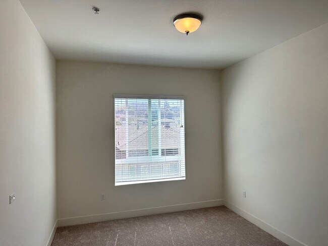 Building Photo - Beautiful 2+2, Bonus Room & balcony in PLAYA VISTA, every amenity, top floor