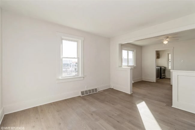 Foto del edificio - 1921 Logan Ave