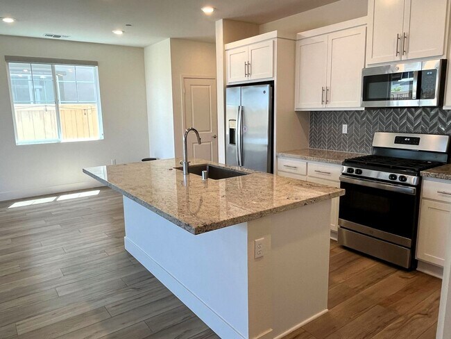 Foto del edificio - Spacious 4-Bedroom Home in Prime Tracy Loc...