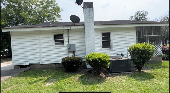 Side View - 1010 Lynch St