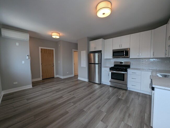 Building Photo - 3929 N Janssen Ave