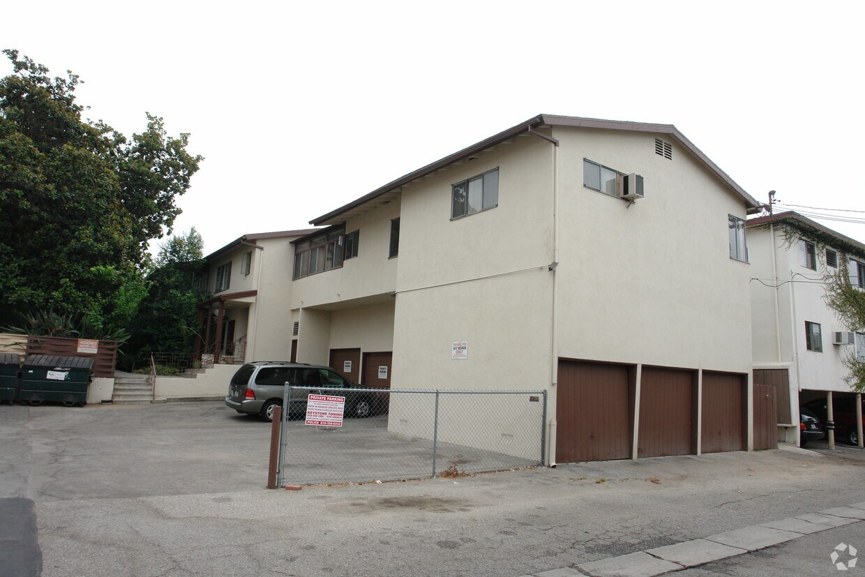 Building Photo - 14007 Moorpark St
