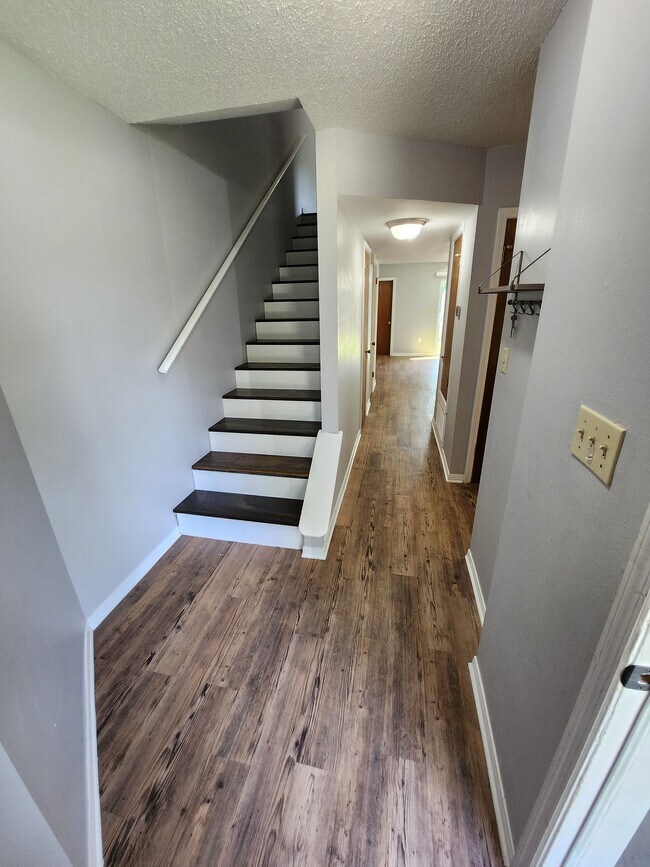 Building Photo - 1327 Green Acres Blvd
