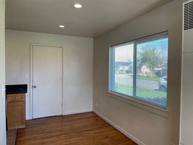 Foto del edificio - Nice 2 Bedroom 1 Bath Front Duplex-Parking and a Garage with Remote for Easy Access