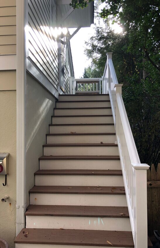 Private Entrance - 9 Walnut St