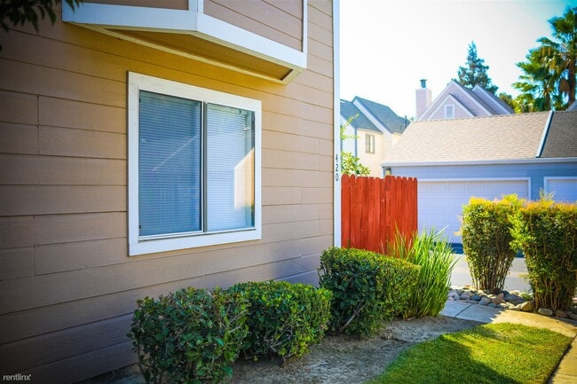 Building Photo - 3 br, 3 bath Townhome - 420 Benjamin Place