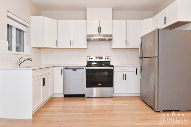 Building Photo - Bright & Spacious ­– 2 Bed / 1 Bath Baseme...