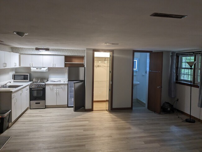 Building Photo - 880 Mount Carmel Ave