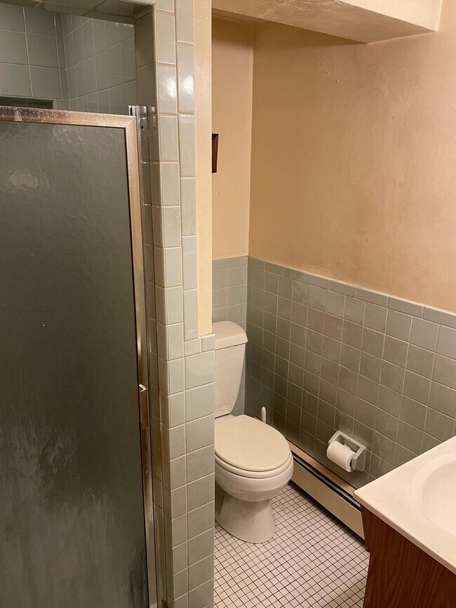 Foto del edificio - $2200 | Garden-Level 1BR | All Utilities Included | Parking Included