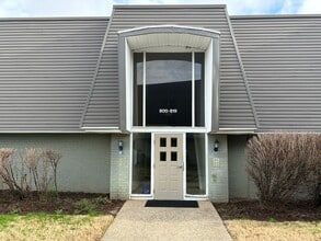 Building Photo - 805 La Fontenay Ct