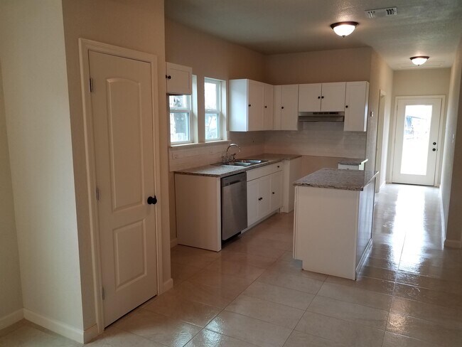 Building Photo - 1016 Center St