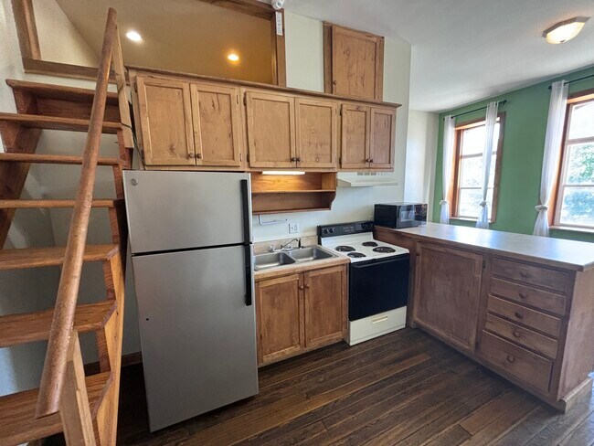 Building Photo - 118 W Van Buren St