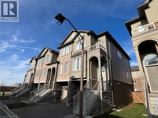 Photo du bâtiment - 24 Aqua Ln