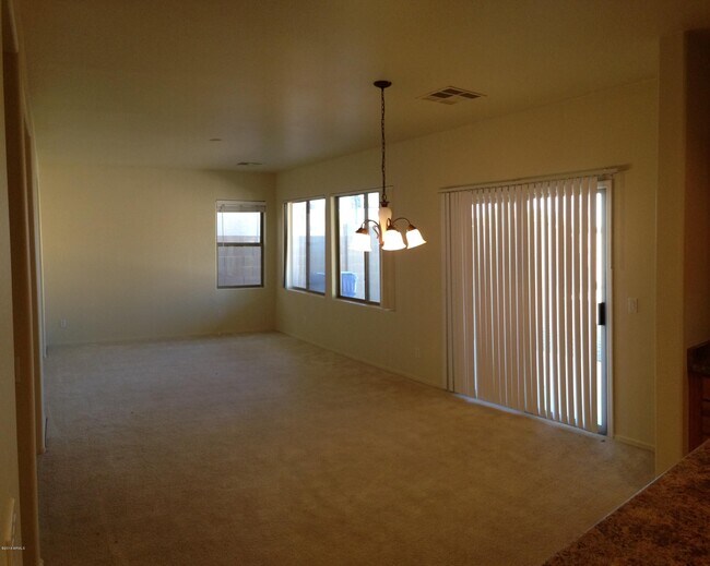 Building Photo - 2050 S Falcon Dr