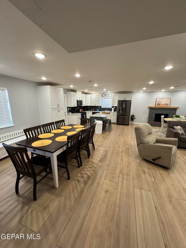 Foto del edificio - 8701 Grover Dr