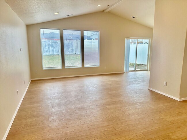 Foto del edificio - New on the market!