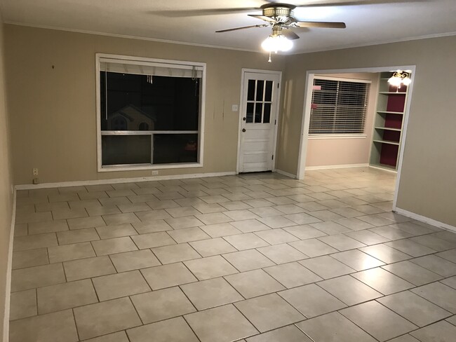 Living room looking southwest - 1601 S Whispering Woods Dr