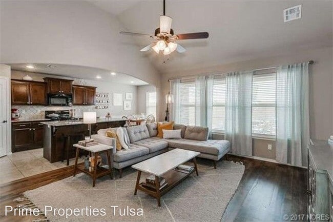 Building Photo - 3 br, 2 bath House - 312 S 48th St,