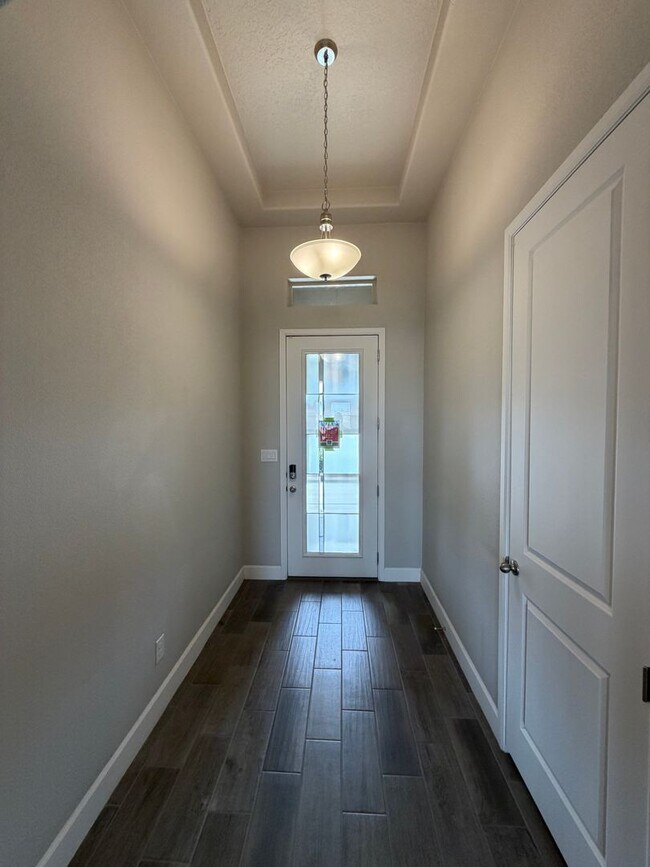 Foto del edificio - Luxury Single Story 3 Bedroom Plus Office / Sitting Room Recent Construction Available in Exclusi...