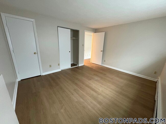 Building Photo - 13 River Dr