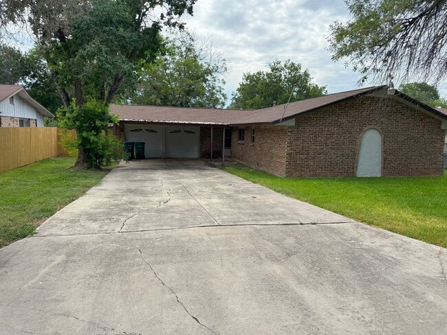 Photo - 102 Dalewood Dr House