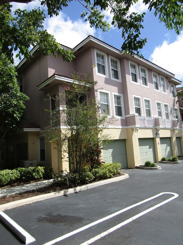 6460 W Sample Rd, Coral Springs, FL 33067 Townhome Rentals in Coral