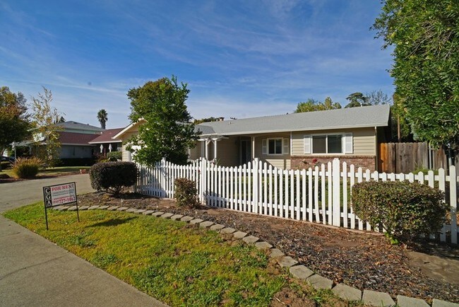Building Photo - 2547 El Burlon Cir
