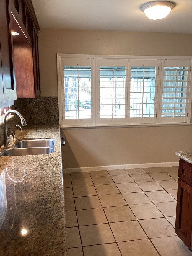Building Photo - Cute 3 Bedroom, 1 Bath Home Near Downtown ...