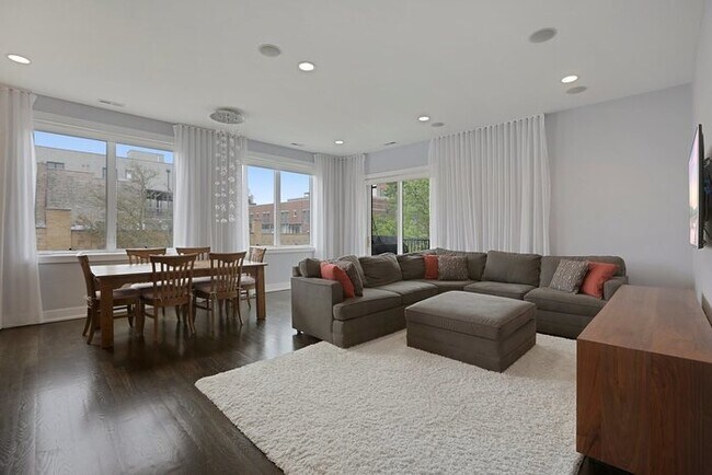 Building Photo - Beautiful 3 Bedroom Apartment in West Loop!