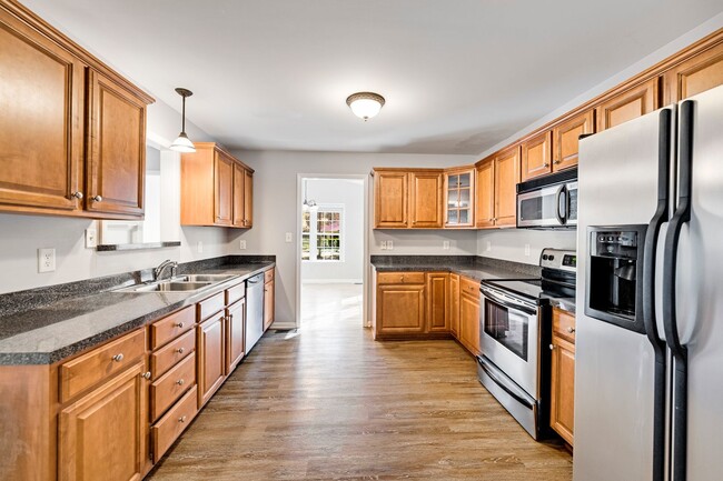 Building Photo - Charming 3 bedroom, 2 bath Home Available ...