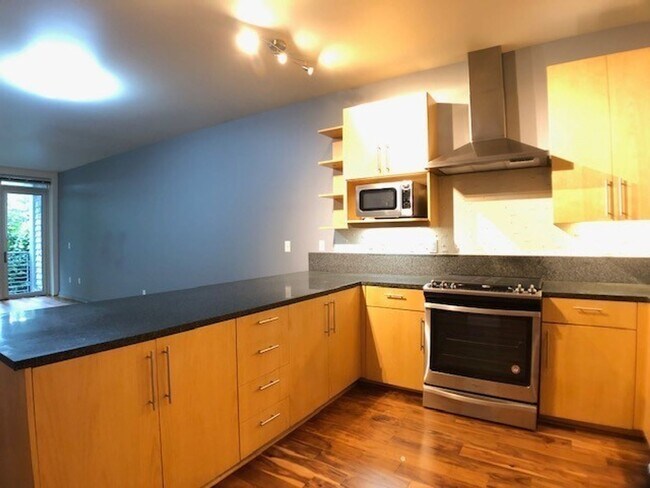 Foto del edificio - Fantastic SE 2 Bed 2.5 Bath + a Den Condo ...