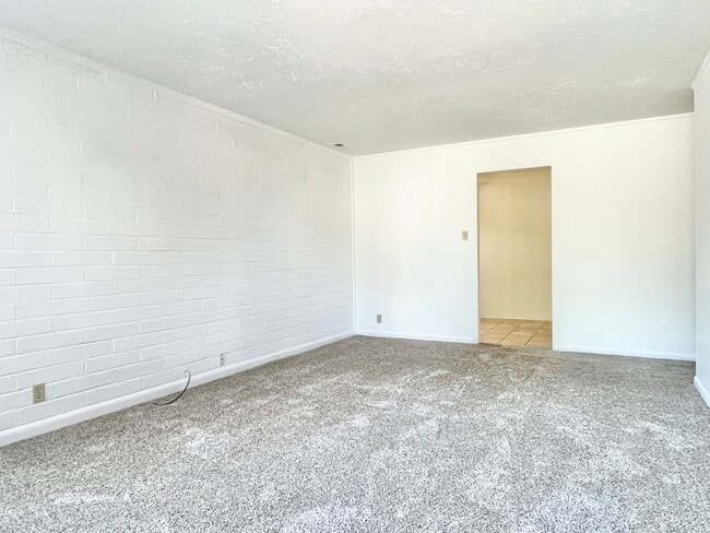 Building Photo - 370 E 200 N