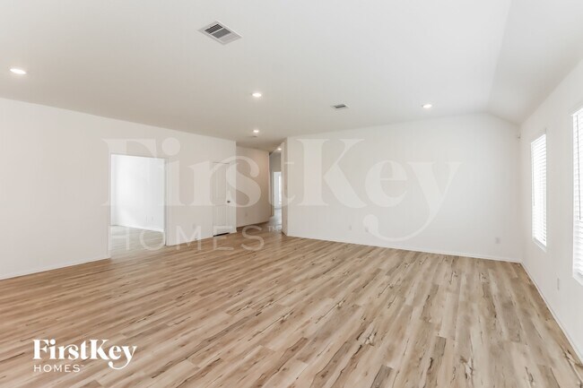 Foto del edificio - 5223 Pine Pass Dr